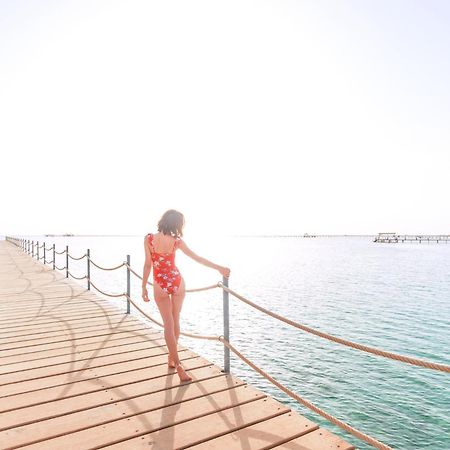 Pickalbatros Laguna Vista Aqua Park Sharm el-Sheikh Ngoại thất bức ảnh A woman walking on a pier